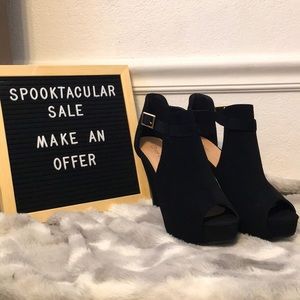 🎄 Black Buckle Heels